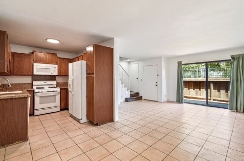 9525 Sylmar Ave, Van Nuys, CA 91402-1143