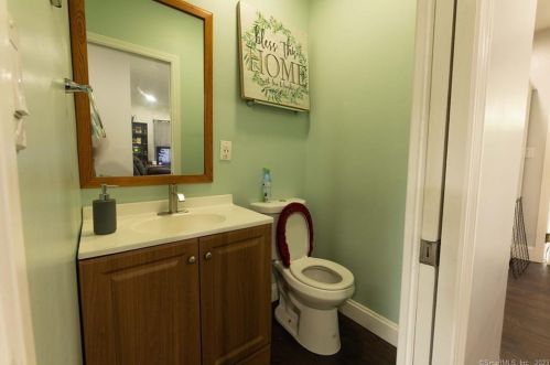 579 Cooke St, Waterbury CT  06710-1424 exterior