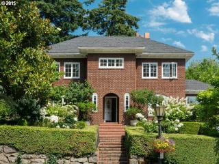2670 Georgian Pl, Portland, OR 97201-1726