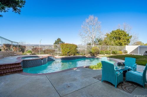 19719 Skyview Ct, Santa Clarita, CA 91351-5299