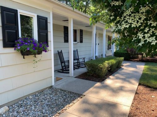 91 Surrey Ln, North Kingstown, RI 02852-2524