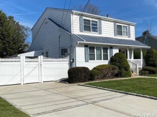 87 Anderson Ave, Babylon, NY 11703-3215
