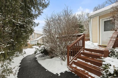 33 Pembrooke Ct, Tompkins Corners, NY 10579-3246