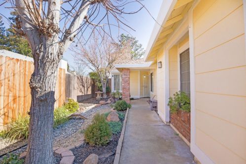 9317 Hoyleton Way, Elk Grove CA  95758-6522 exterior