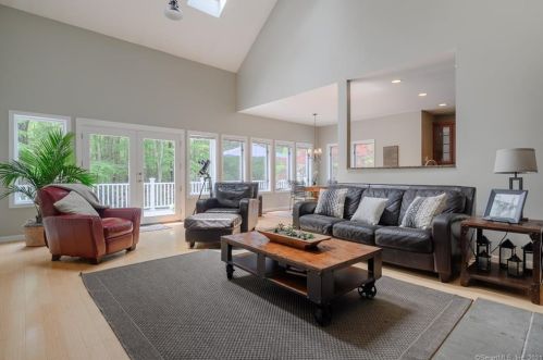9 New Brg Rd, Brookfield Center CT  06804 exterior