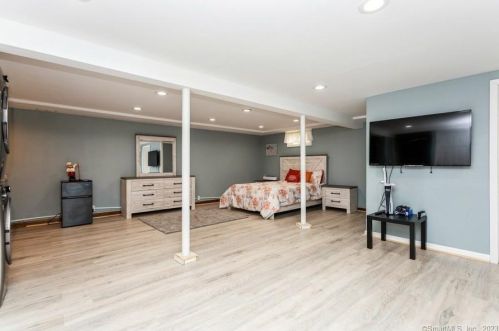 5 Pamela Dr, Wallingford CT  exterior