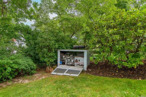 22 Little Harbor Rd, Mount Sinai NY  11766-1208 exterior