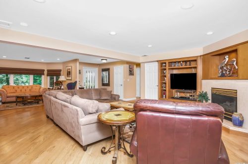 22 Stonywell Ct, Huntington Station NY  11746-5423 exterior