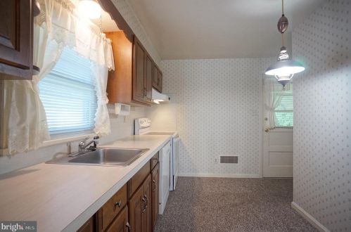 8 Brentwood Rd, Camp Hill PA  17011-2503 exterior