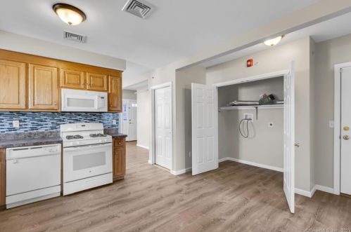 30 Foster St, Manchester CT 06040-5330 exterior