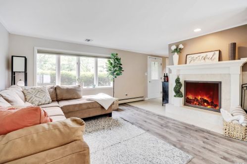 6 Hayuta Ct, Holtsville NY  11742-1206 exterior