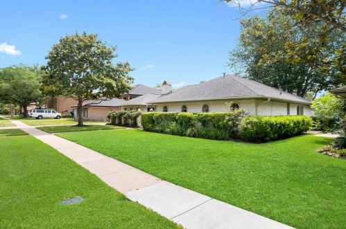 2207 Fairway Cir, Pearland, TX 77581-5117