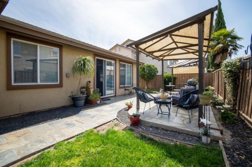 767 Red Barn Pl, Lathrop CA  95330-8975 exterior