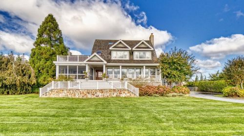 52 Exchange Pl, West Hampton Beach, NY 11978-2740