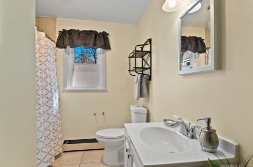 54 Piping Rock Dr, Waterbury CT  06706-2425 exterior