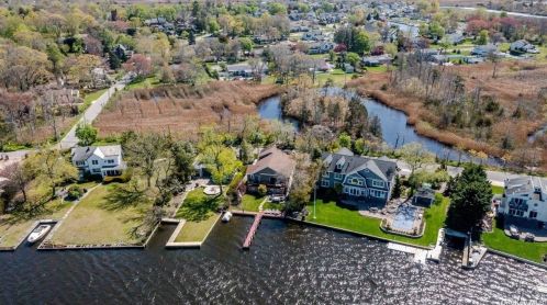 268 Shore Dr, Oakdale NY  11769-2326 exterior