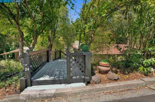 24 Tarabrook Dr, Orinda CA  94563-3121 exterior