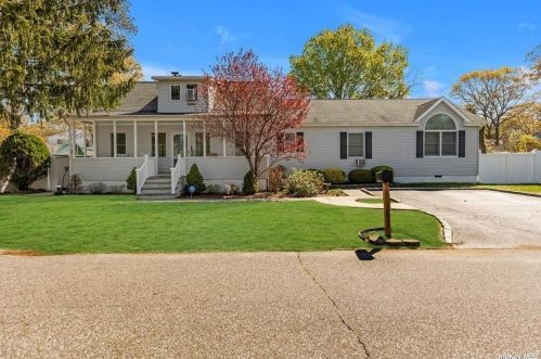 1265 Ellis St, Holbrook, NY 11741-3334