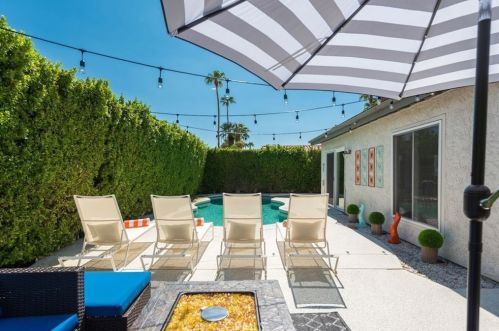 3670 Mesquite Ave, Palm Springs CA  92264-3400 exterior