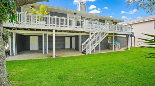 5904 Bayview Cir, Saint Petersburg FL  33707-3930 exterior