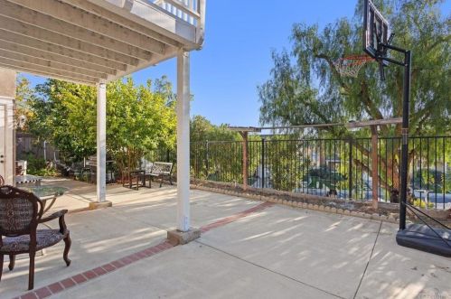 819 Sierra Verde Dr, Vista, CA 92084-6274