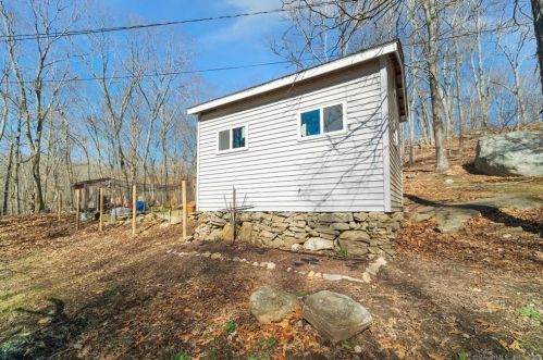 261 Whistle Town Rd, East Lyme CT  06333-1031 exterior