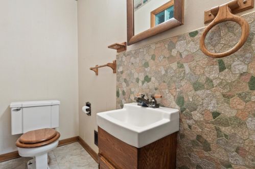 5830 Lakeview Dr, Greendale WI 53129-1937 exterior