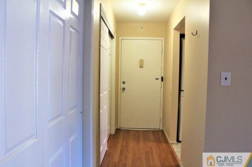 604 Sharon Garden Ct, Woodbridge NJ  07095-4333 exterior