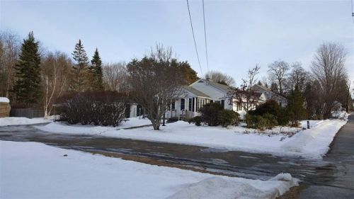 359 Pembroke St, Allenstown, NH 03275-3235