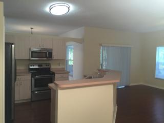 102 Carmelite St, Fort Pierce FL  34983-1570 exterior