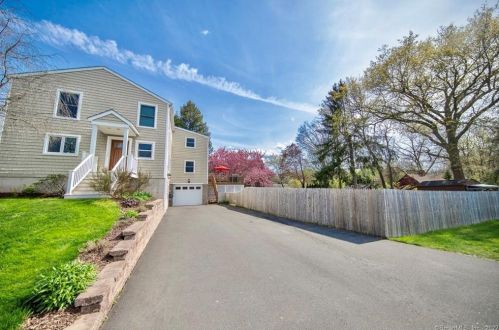 7 Edgewood Dr, Middletown CT 06457-3508 exterior