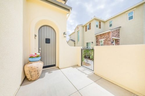 28723 Calle De La Paz Dr, Santa Clarita, CA 91354-3008