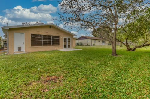 550 Anchor Ln, Fort Pierce FL  34983-2202 exterior