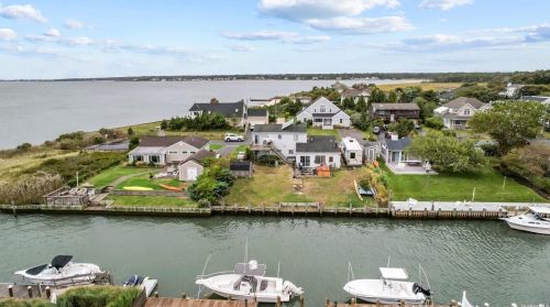 39 Barracuda Rd, East Quogue, NY 11942-4915