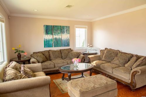 37 Daley St, New Hyde Park, NY 11040-3603