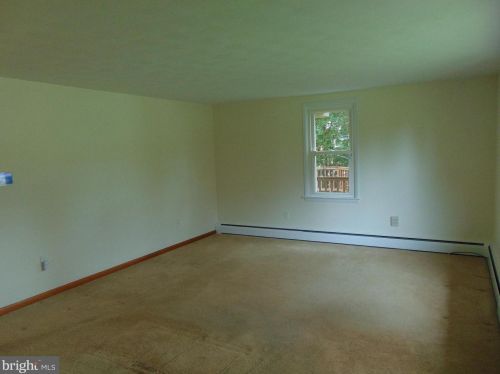 725 Girard Ave, Moselem, PA 19526-1128