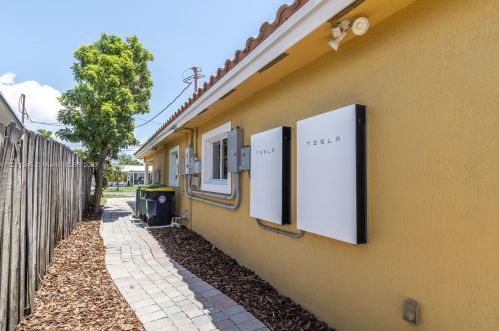 947 Nautilus Isle, Dania Beach FL  33004-2356 exterior