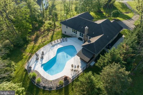 2975 Burton Dr, Gilbertsville PA  19525-9694 exterior