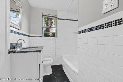 71 Manor Dr, Tinton Falls NJ  07712-2568 exterior