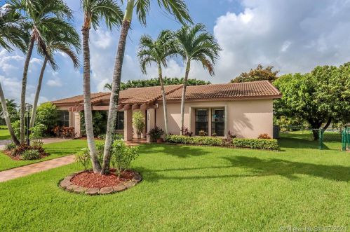 7330 100th Ct, Miami, FL 33173-4650