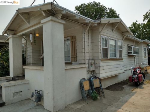 9841 Holly St, Oakland, CA 94603-2624