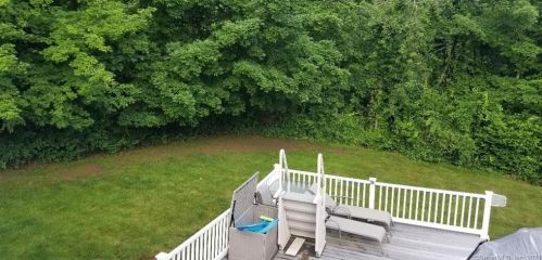 23 Honeycomb Ln, North Haven CT  06473-1005 exterior