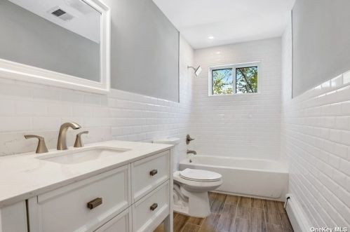 759 Van Buren Ave, West Islip NY  11795-1337 exterior