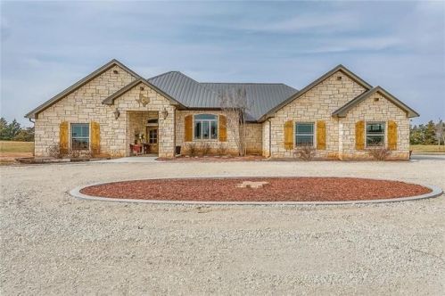 511 8th St, Knox City, TX 79529