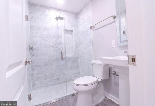 7816 Glenister Dr, Springfield VA  22152-2006 exterior