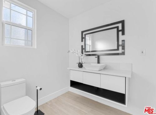 11512 La Maida St, North Hollywood CA  91601-4323 exterior