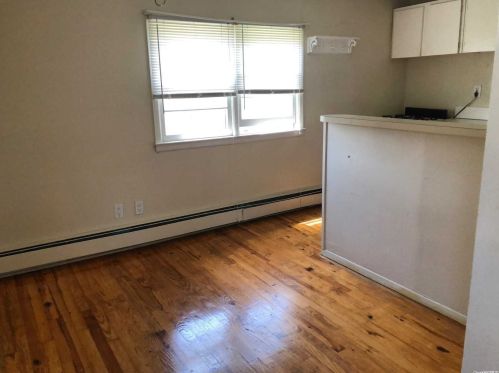 825 Walnut St, North Lindenhurst NY  11757-4734 exterior