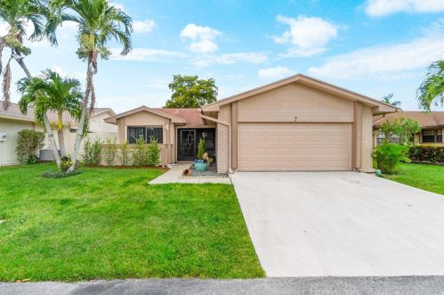 7 Fawlkland Cir, Boynton Beach, FL 33426-8117