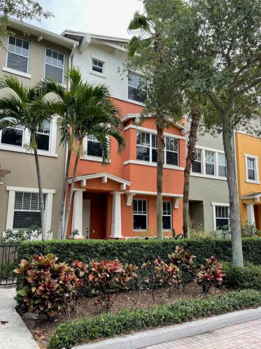 690 Amador Ln, West Palm Beach, FL 33401-8489
