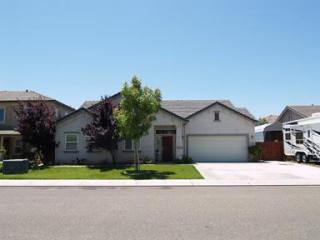 6326 Leaflet Ln, Hughson, CA 95326-9124